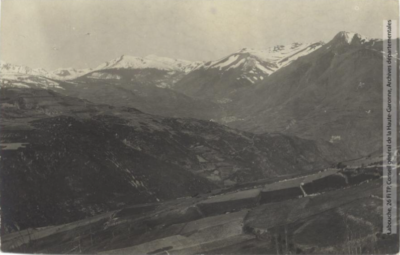 Vallée de l'Aude et environs. Vue panoramique prise du col du Moulin [des Moulis], près Escouloubre / photographie Amédée Trantoul (1837-1910). - Toulouse : maison Labouche frères, [entre 1900 et 1910]. - Photographie (1900/1910) - recto